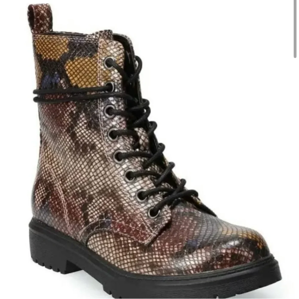 Boots - Picture 3 of 4